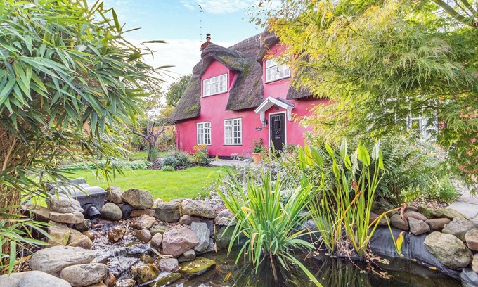 Ashdon Cottage | Beautiful thatched house in lovely gardens in the historic town of Saffron Walden.