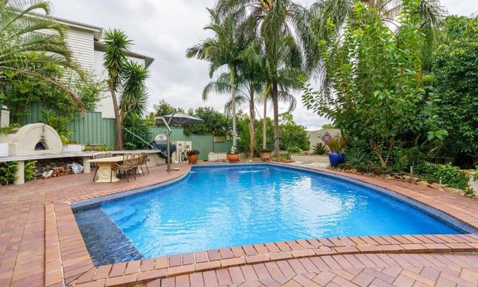 Ashgrove Appartement | 3 bedroom apartment with amazing pool close to city, mountains and amenities