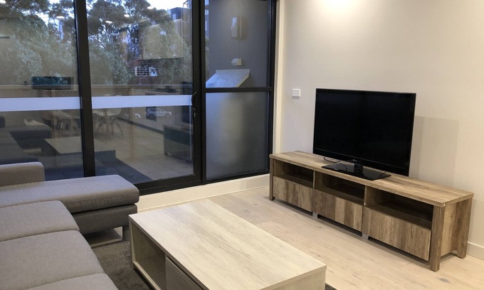 Box Hill Appartement | 3-bedroom apt 300 meters to train station, 15 mins to CBD
