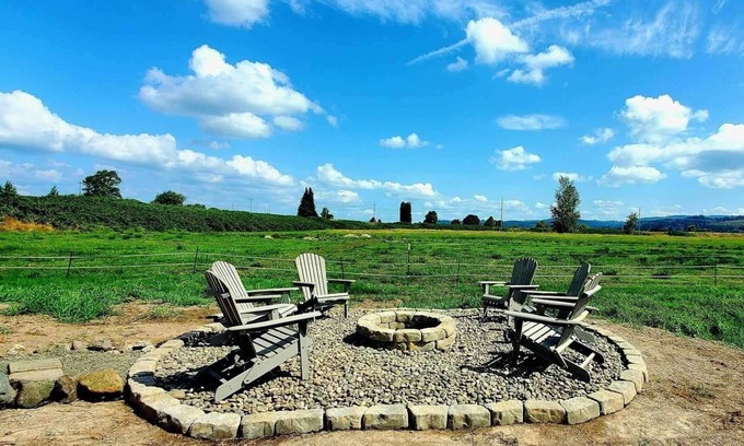 Clatskanie Maison | 3-bedroom barndominium on a family farm in charming Clatskanie countryside