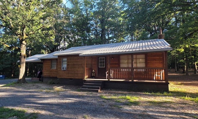 Mena Cabine | 3 Bedroom Cabin, slps up to 8, bring your ATV or rent on from us, 3 miles to WPG
