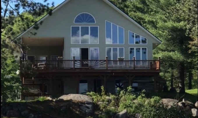 Inlet Chalet De Ski | 3-bedroom Chalet at Eagle Bay Village with a Loft Sleeps 12