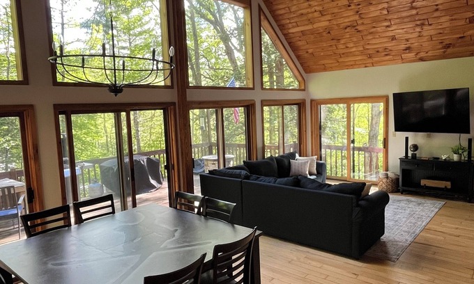Bradford Chalet De Ski | 3-bedroom chalet next to skiing, hiking, boating and breweries