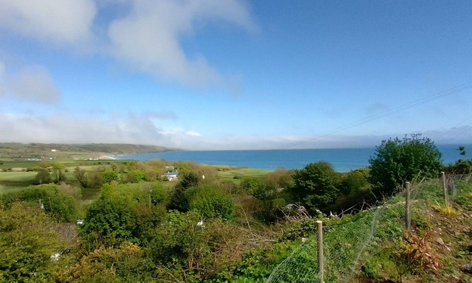 Curragh Chalet De Ski | 3-bedroom chalet with exquisite sea views in charming Ardmore with WiFi