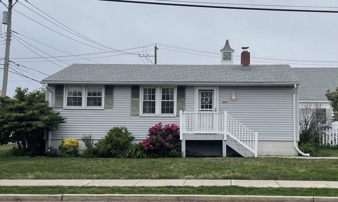 Ship Bottom Maison | 3 bedroom Cottage w/ Tiki Bar, great location in Ship Bottom