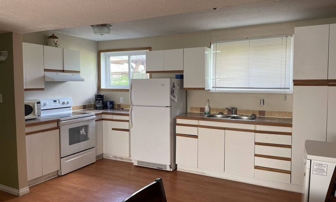 Hardisty Appartement | 3 Bedroom Cozy Apartmentn2 Blocks from Main StreetnPrivate Entrance