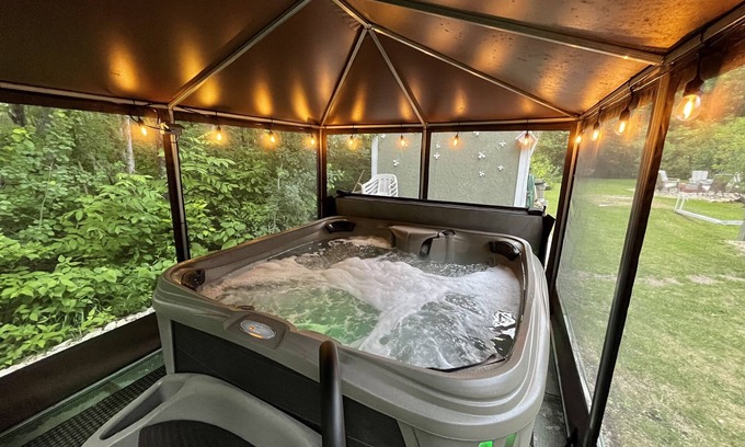 Beaconia Cottage | 3 Bedroom Cozy/Private All Season Cabin - Near The Lake - Screened in Hot Tub