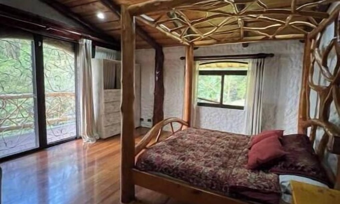 Los Guido Maison | 3-bedroom custom Tree house in welcoming Cartago with WiFi, waterfalls, trails