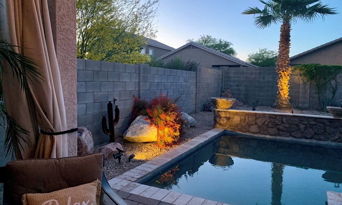 San Tan Valley Maison | Éleveur confortable de 3 chambres + den avec piscine chauffée à Johnson Ranch
