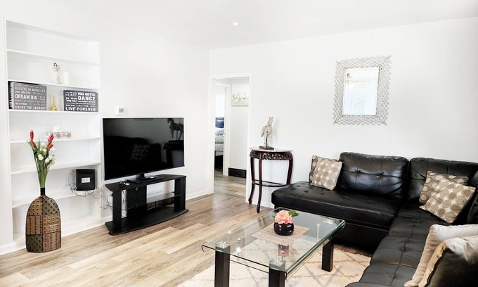 Fonthill Maison | 3 Bedroom Entire Home in Fonthill - 6guests-lots of parking!