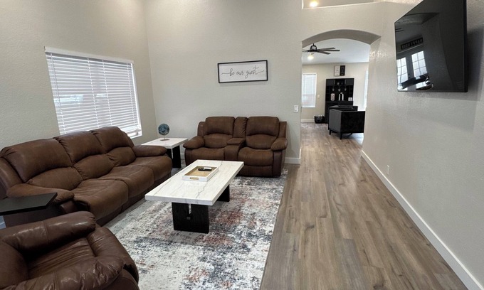 Glendale Maison | 3 Bedroom-Fall Football Getaway – Pool Home near State Farm Stadium- 15 min walk