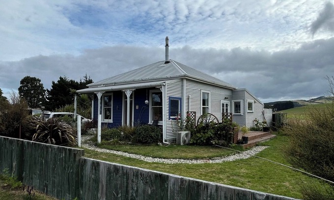 Owaka Maison | 3-Bedroom Family Cottage with Stunning Rural Views in The Catlins