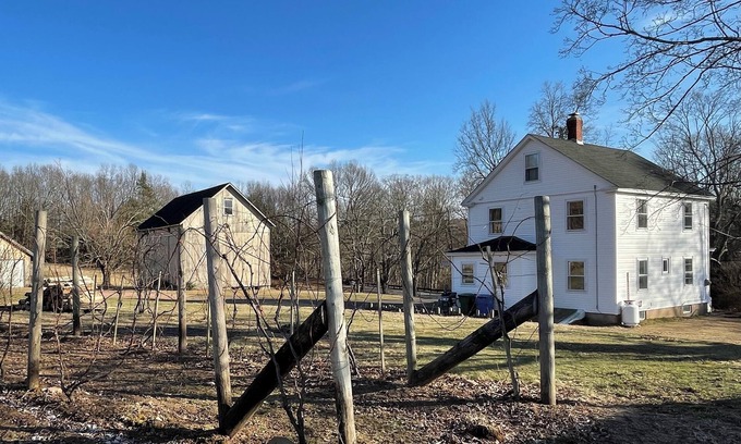 South Glastonbury Autre | 3-bedroom farmhouse in Glastonbury on working farm & vineyard