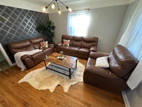 Lincoln Park Maison | 3 Bedroom Fenced Backyard Pets Welcome Sleeps 6