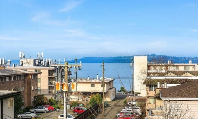 Alki Maison | 3-bedroom, free parking, close to everything!
