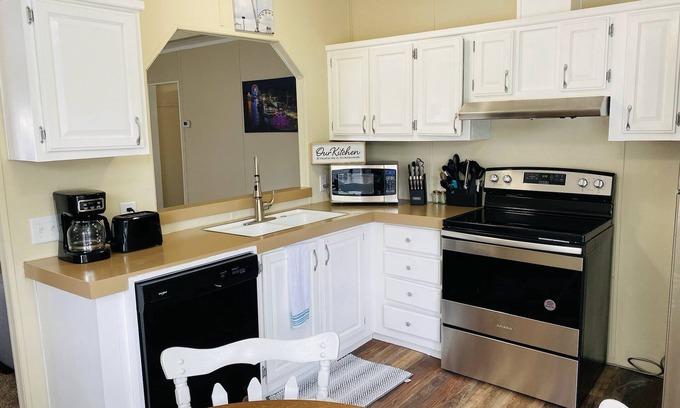Monticello Maison | 3 bedroom Game room home 10 minutes from Indiana Beach