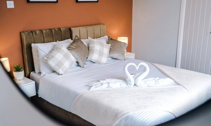 Broadheath Maison | 3 Bedroom House Close To Manchester Airport with Free Parking by Eason Stays