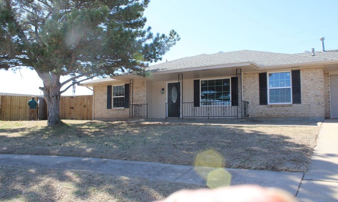 Lawton Maison | 3-bedroom home in Lawton near Ft Sill with large yard, pool and Chefs kitchen