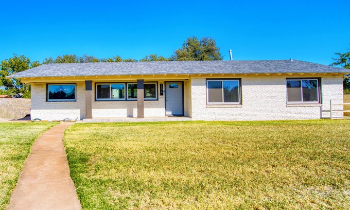 Midland Maison | 3-bedroom home in Old Midland/Downtown Area w/ spacious backyard and fireplace