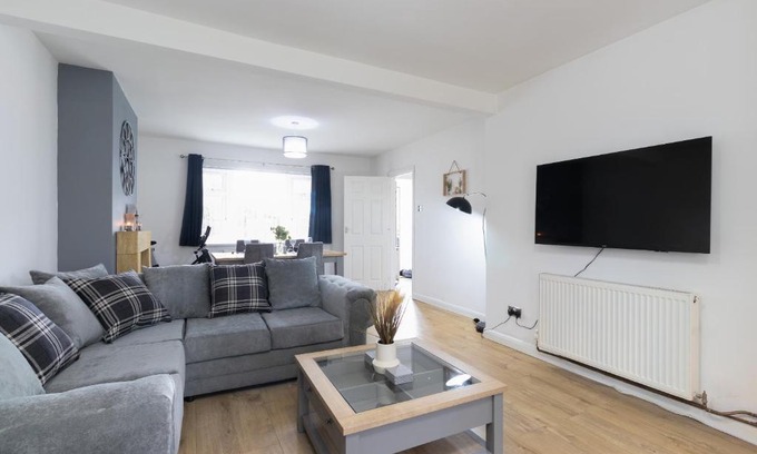 Weston on Trent Maison | 3 Bedroom Home with Private Driveway