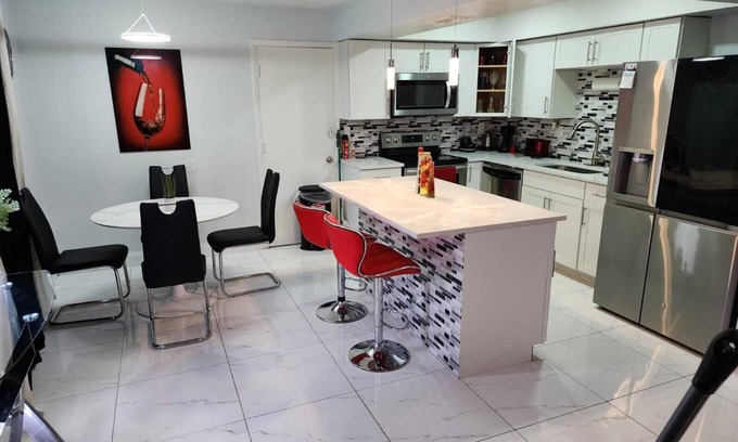 North Lauderdale Maison | 3 Bedroom House with King Bed