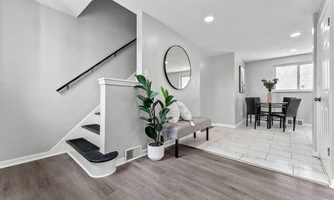 Brentwood Maison | 3-bedroom house and game room in Pittsburgh with WiFi, AC
