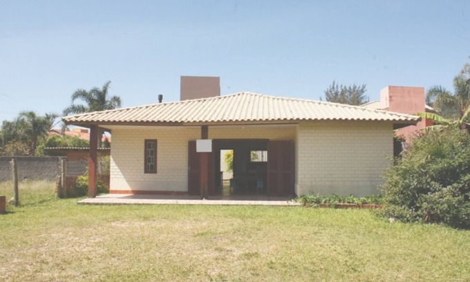 Garopaba Maison | Maison de 3 chambres pouvant accueillir jusqu'à 8 personnes à 50m de la plage.
