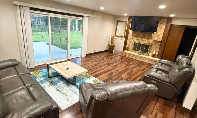 Wauwatosa Maison | 3-bedroom house in brilliant Wauwatosa with Peace of Mind and Near Attractions