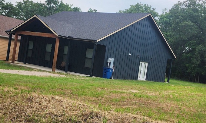 Log Cabin Maison | 3-bedroom house in charming Malakoff with WiFi, bring your boat. Park ramp 2min.