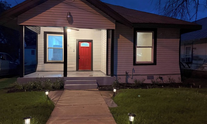 Waco Maison | 3-bedroom house in charming Waco with WiFi, AC. Start your getaway