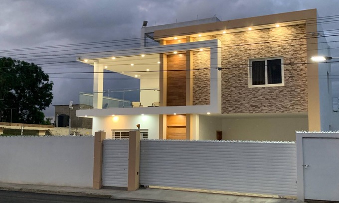Cotui Maison | 3-bedroom house in Cotui with AC and fan