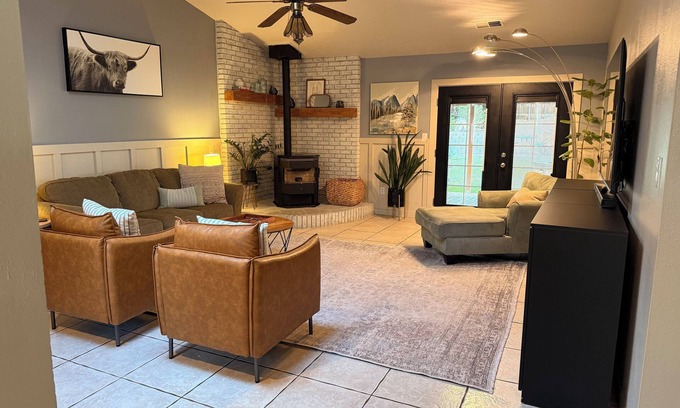 Farmington Maison | 3-bedroom house in fabulous Farmington with big backyard for hosting