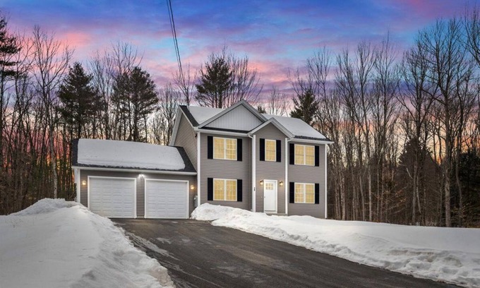 Gardner Maison | 3-bedroom house in marvelous Ashburnham with AC,fitness equipment,primary suite.