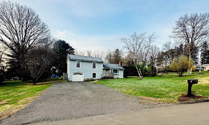 Norwalk Maison | 3-bedroom house in pleasant Norwalk with Pool, outdoor BBQ, and so much more