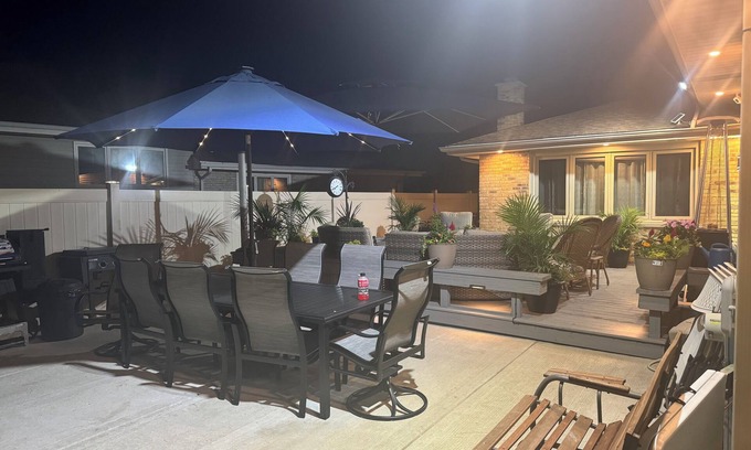 Orland Hills Maison | 3-bedroom house in fabulous Orland Hills with fitness room, AC, WiFi