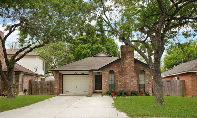 Wetmore Maison | 3-bedroom house in peaceful San Antonio with WiFi, AC