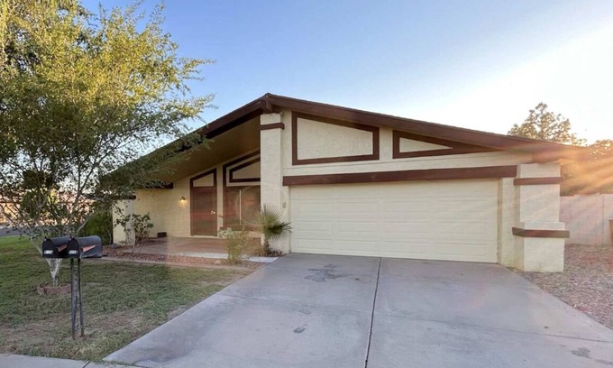 Manistee Ranch HOA Maison | 3-bedroom house in welcoming Glendale with WiFi, AC