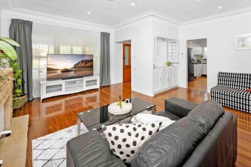 Revesby Maison | 3-Bedroom House near Train Station with Netflix