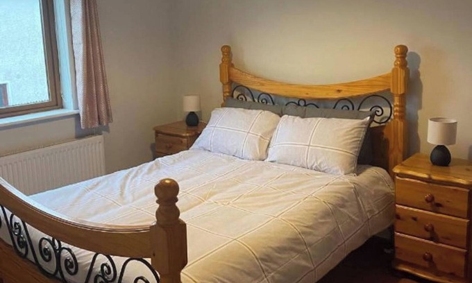 Dromahair Maison | 3 Bed-Sleeps 5-Garden-Parking-Pets