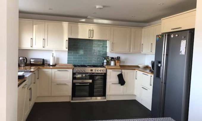 Coldbackie Maison | 3 Bedroom House - stunning island views and beach