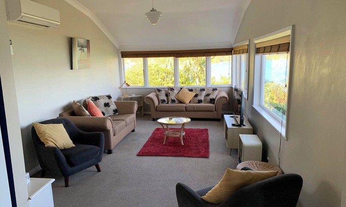Lower Hutt Maison | 3 Bedroom House with Amazing Sea Views.