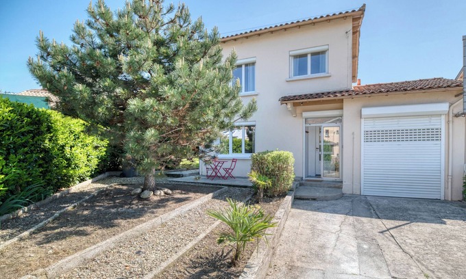 Pamiers Maison | 3-bedroom house with garden and garage near town center and train station.