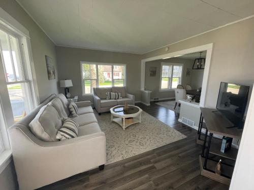 Lake City Maison | 3 Bedroom House with Lake Pepin views with access to shared pool