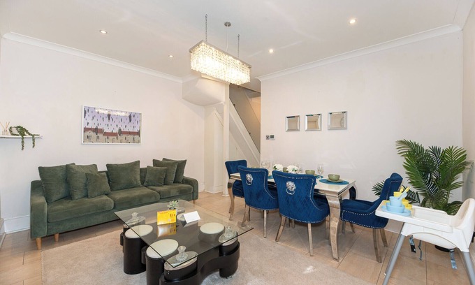 Loxford Appartement | 3 Bedroom House with SPACIOUS back garden & FREE Parking in Ilford Barking