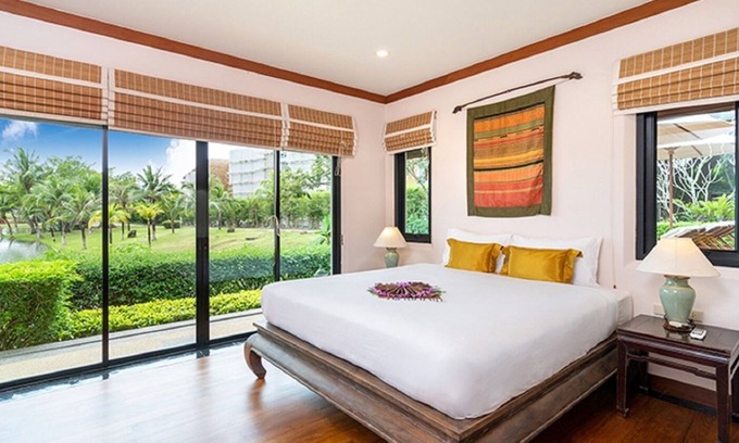 Nai Harn Villa | Villa 3 Chambres avec Piscine et Vue sur le Lac à Louer à Naiharn Beach, Phuket