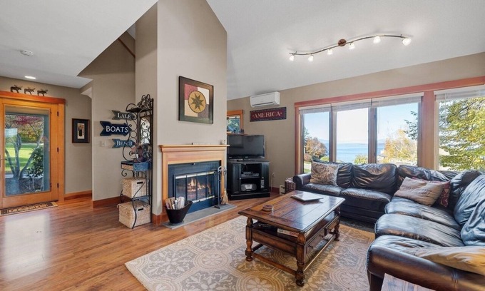 Gilford Maison | 3 Bedroom lakeview townhouse!
