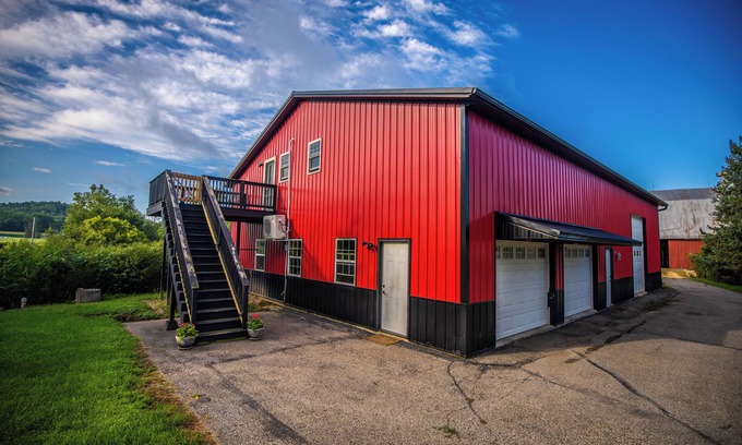 Marshland Appartement | 3-bedroom Lodge with Incredible Game Room and Bar!