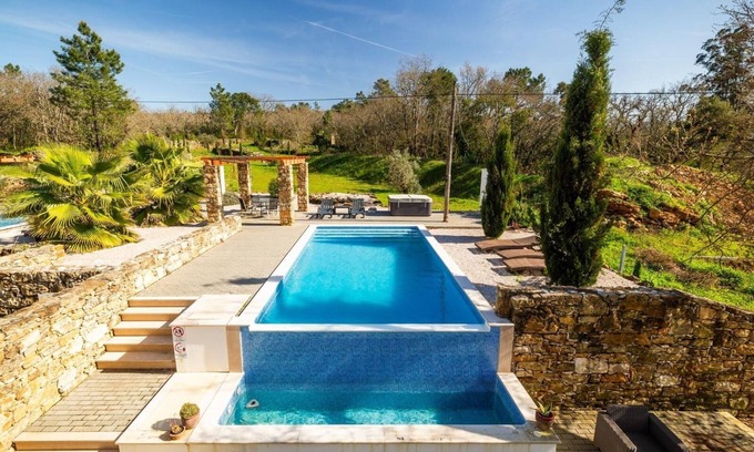 Ferreira do Zezere Maison | 3-bedroom peaceful villa with private swimming pool and whirlpool. AC & WiFi.