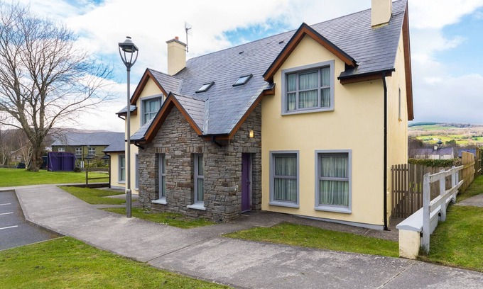 Kenmare Maison | 3 bedroom pet friendly home with access to pool