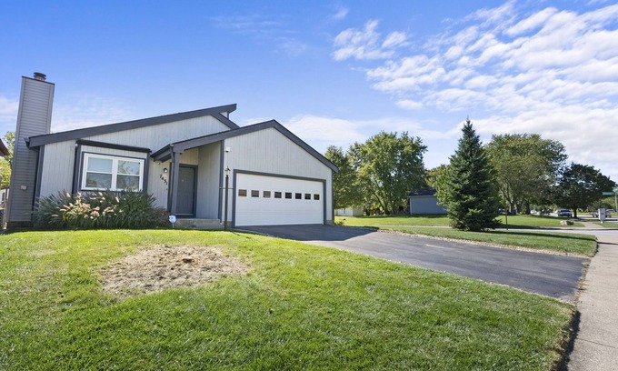 Columbus Maison | 3 Bedroom Ranch Home w/ fenced back yard and deck.